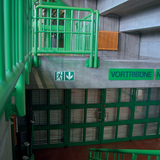 15.0079 Tabuľka núdzový východ vpravo, šípka dole - hlinik 40x20 cm